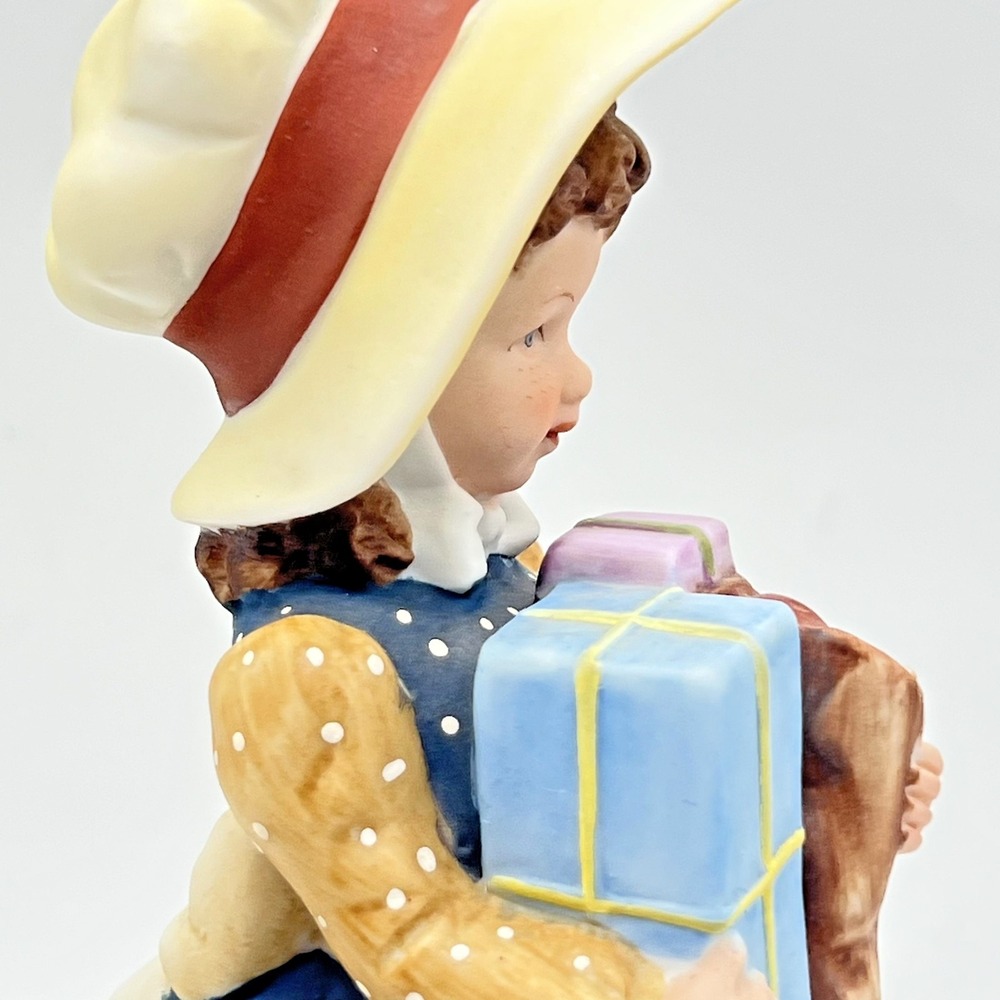 Hollie Hobby Creation Figurine Girl Holding Gift And Apples Dress Hat Daisy - Picture 13 of 16
